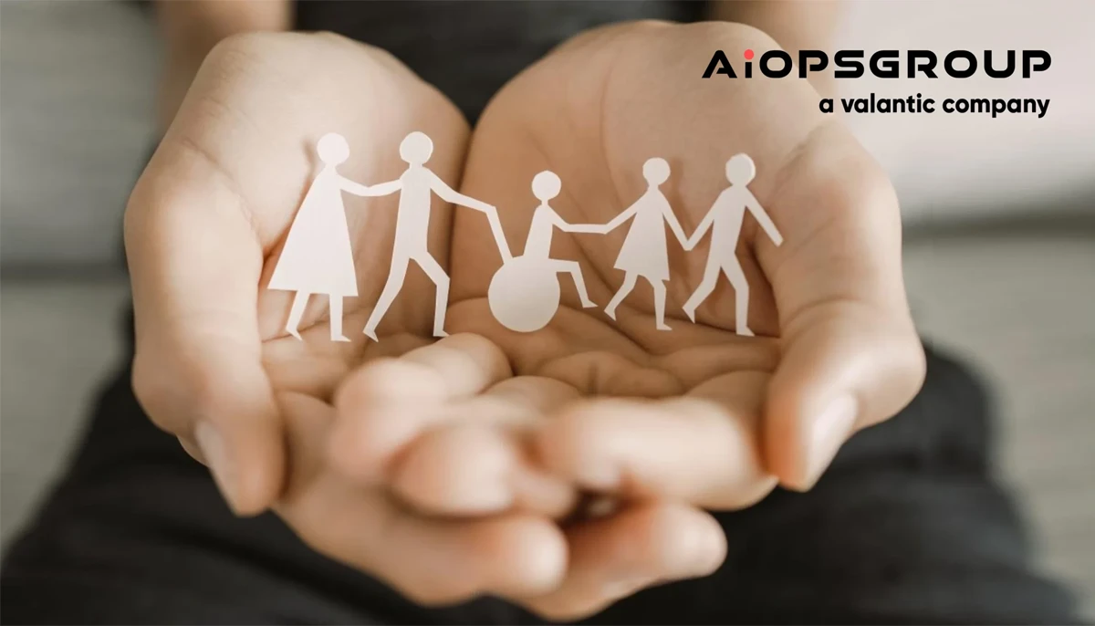 Un concept poignant de famille et d'inclusion, mettant en scène une paire de mains tenant délicatement une silhouette en papier représentant une chaîne familiale. La famille se compose de cinq personnages reliés par leurs mains, dont un enfant en fauteuil roulant, symbolisant le soutien et l'unité indépendamment des capacités physiques. L'arrière-plan est légèrement flou afin d'attirer l'attention sur les personnages représentés par les mains, transmettant ainsi un message d'attention, d'unité et d'inclusion au sein des familles et des communautés.
