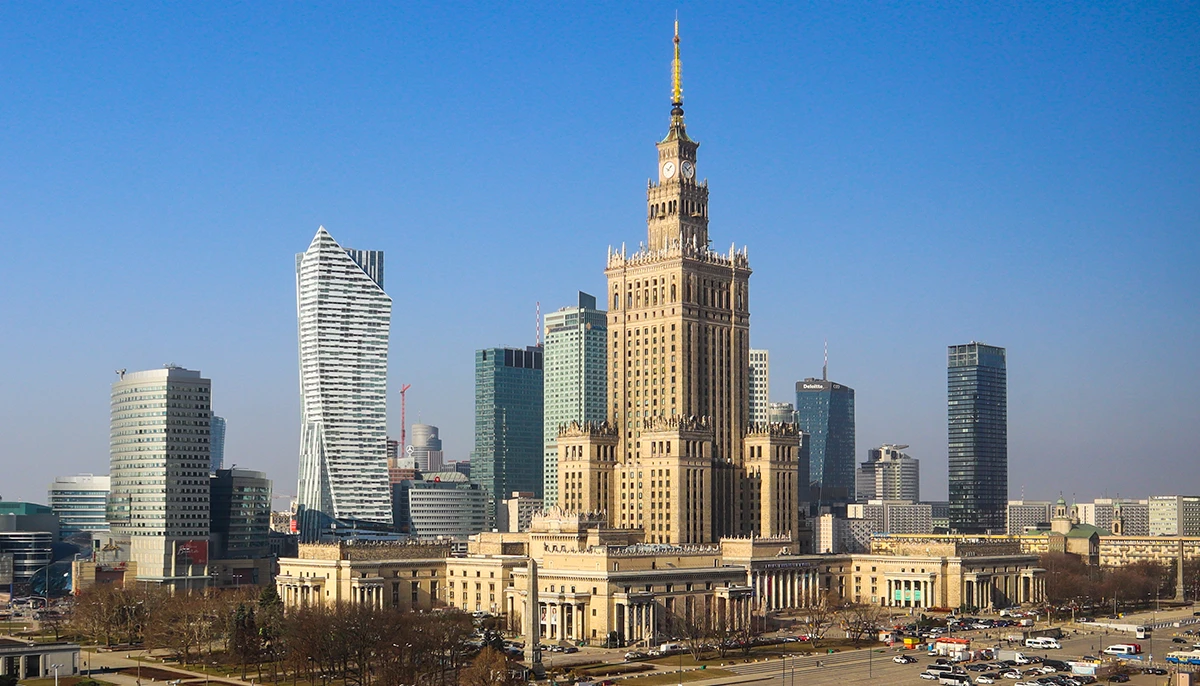 Vue panoramique diurne du Palais de la Culture et des Sciences à Varsovie, en Pologne, avec des gratte-ciel modernes en arrière-plan.
