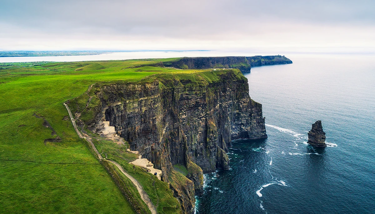 Photo panoramique des falaises de Moher en Irlande.
