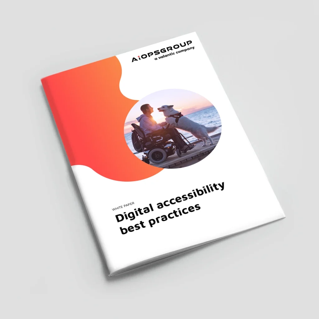 Coperta unei cărți albe intitulată „Cele mai bune practici în materie de accesibilitate digitală” de AIOPSGROUP, o companie valantic. Designul prezintă o imagine circulară a unui bărbat într-un scaun cu rotile care interacționează cu un câine de serviciu pe o promenadă lângă mare, la apusul soarelui. Coperta are un aspect modern, cu forme ondulate de culoare portocalie și albă.