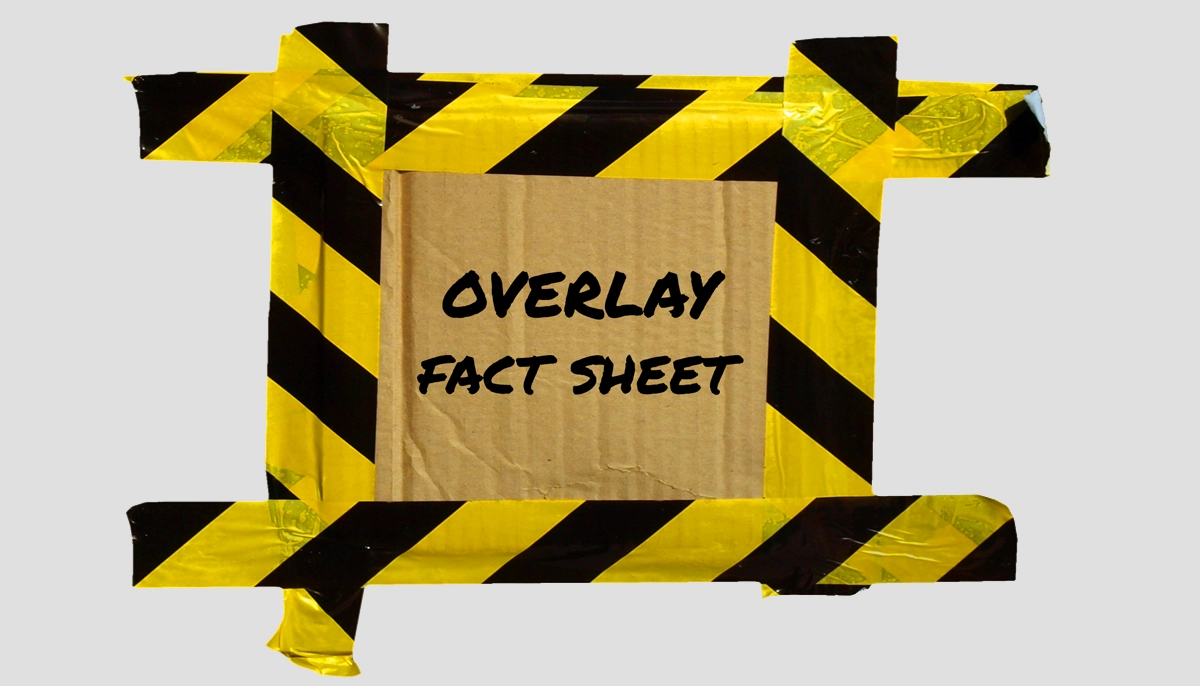 Een bord met de tekst „Overlay-informatieblad“, omlijst met afzetlint, waarop waarschuwingen staan over tools voor toegankelijkheids-overlays.